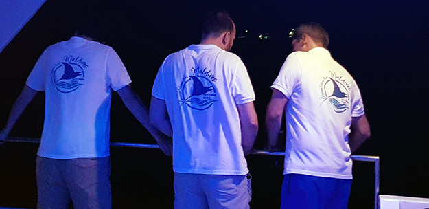 3 personnes portant le tee shirt pour évènement Maldives